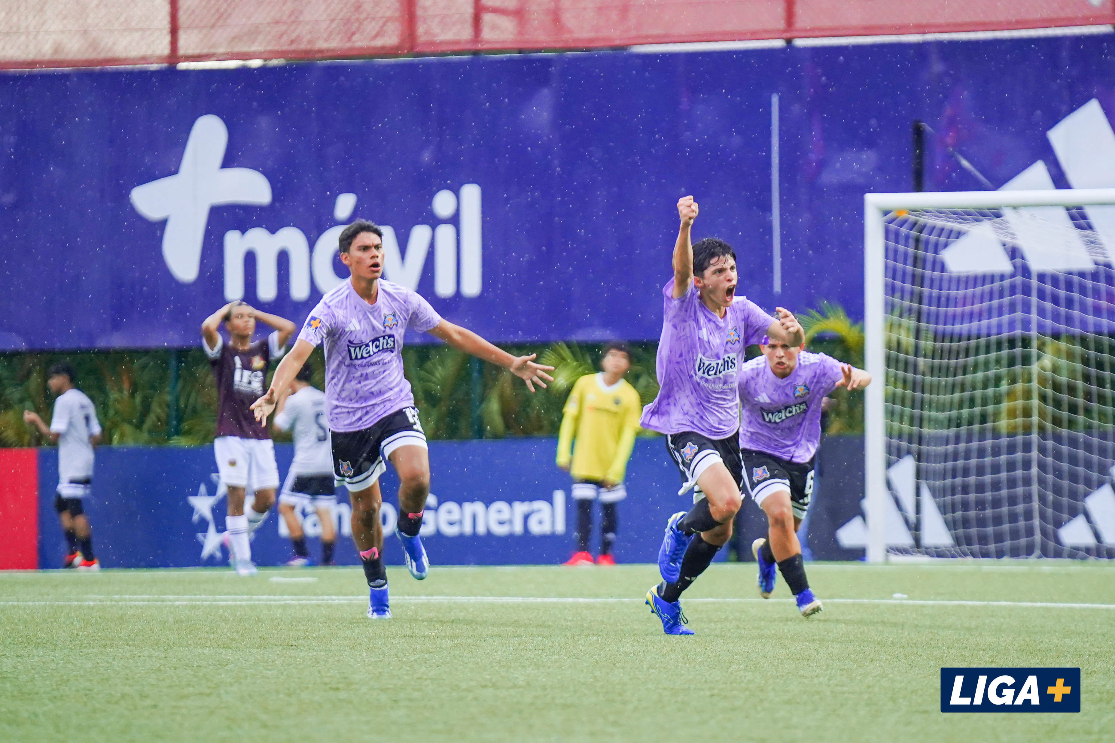 Jugadores CIDMI celebrando gol